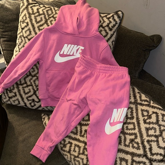 Nike Jogging Suit - Picture 1 of 1